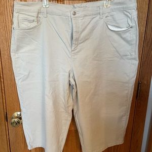 Gloria Vanderbilt tan bermuda/crop pants